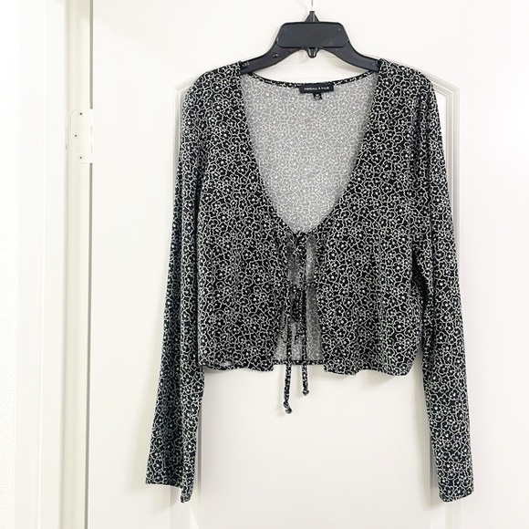 Kendall & Kylie black/white floral print long sleeve front tie top - Picture 1 of 4